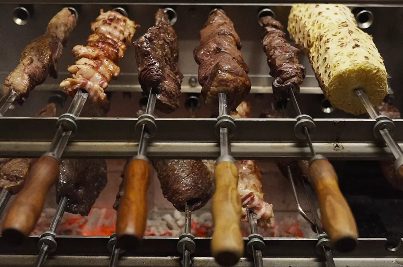 Brazilské špejle s masem na grilu v brazilském stylu.