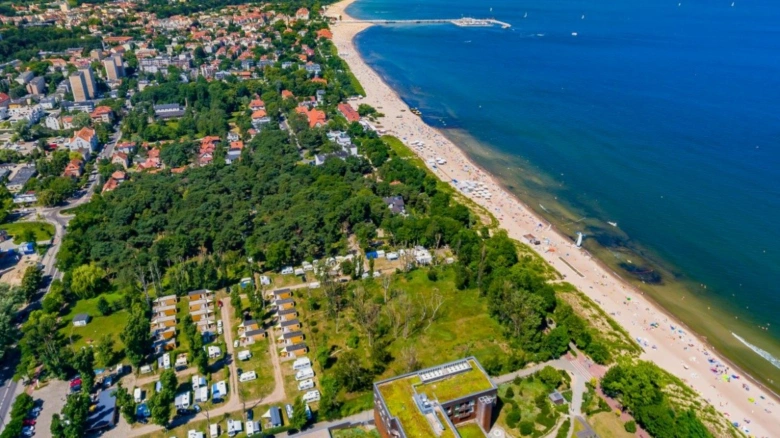Pohled z letadla na pláž v Polsku u Baltského moře s lesy.