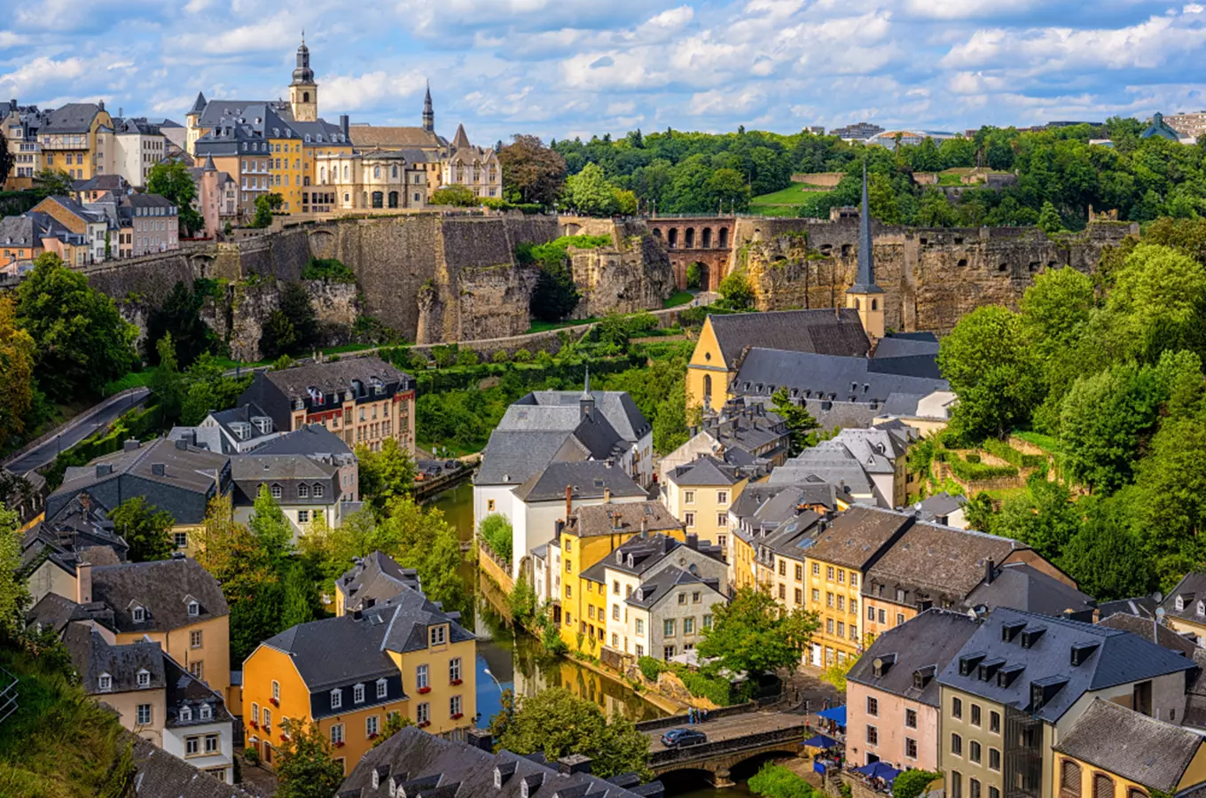 Pohled na historické centrum města Lucemburk s řekou a pevnostními hradbami.