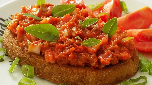 Bruschetta s rajčatovou omáčkou na kousku chleba.