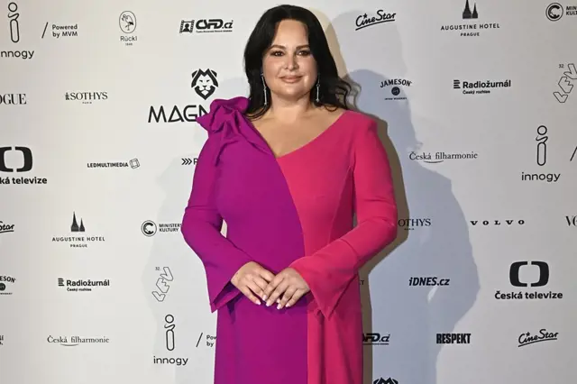 Lenka Dolanská Vlasáková na červeném koberci v růžovém šatu.