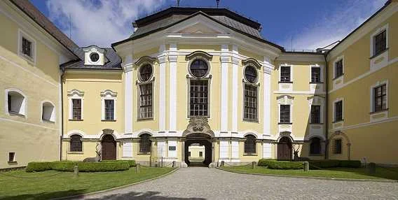 Historická budova v Žďáru nad Sázavou na výlet.