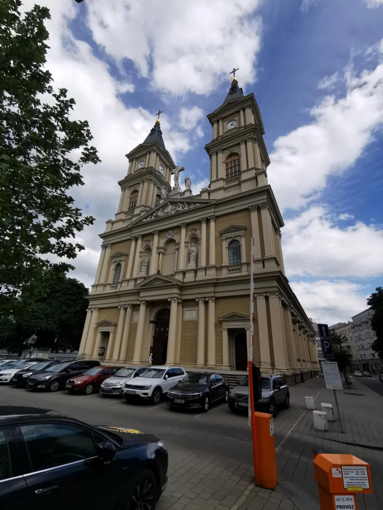 Kostel sv. Pavla v Ostravě s parkováním u fasády.