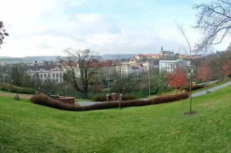 Pohled na Prahu z parku vhodný pro rodinné výlety