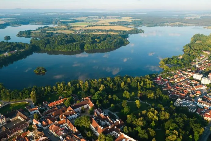 Pohled na jezero a městečko Chlum u Třeboně z výšky.