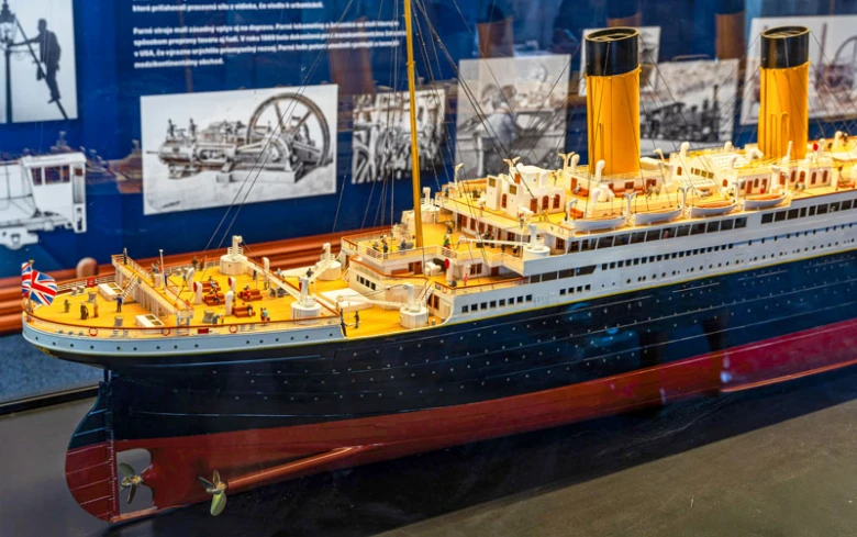 Model lodi Titanic na výstavě v pražském muzeu s historickými panely.