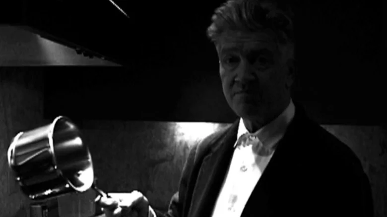 David Lynch v kuchyni s hrncem