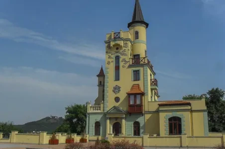 Barokní hrad v Teplicích na pozadí modré oblohy