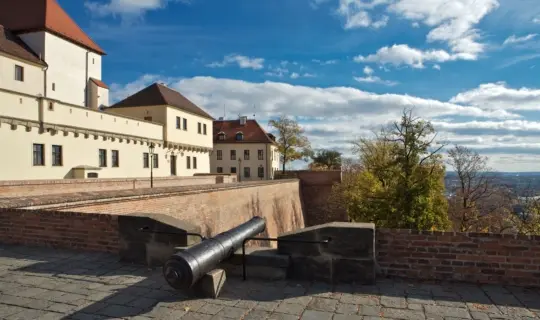 Dělostřelecký kanón na hradě Špilberk v Brně s výhledem.