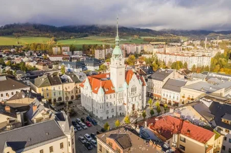 Náměstí s kostelem v centru města Šumperk.
