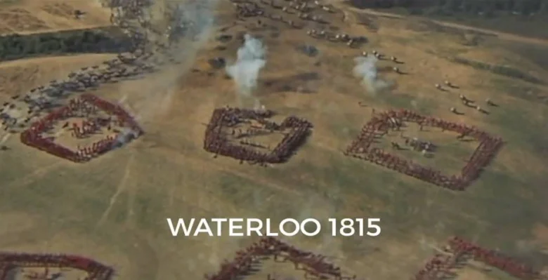 Rekonstrukce bitvy u Waterloo s francouzskými formacemi roku 1815.