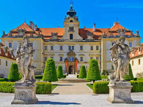 Zámek Valtice s zahradou sochami pro rodiny