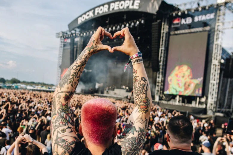Fan s rukama v tvaru srdce na festiválu Rock for People