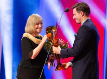 Žitka Molavcová přijímá ocenění na slavnostním ceremoniálu.