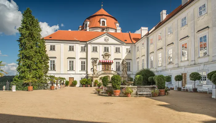 Dvůr zámku v Ránově nad Dyjí s oranžovou střechou.