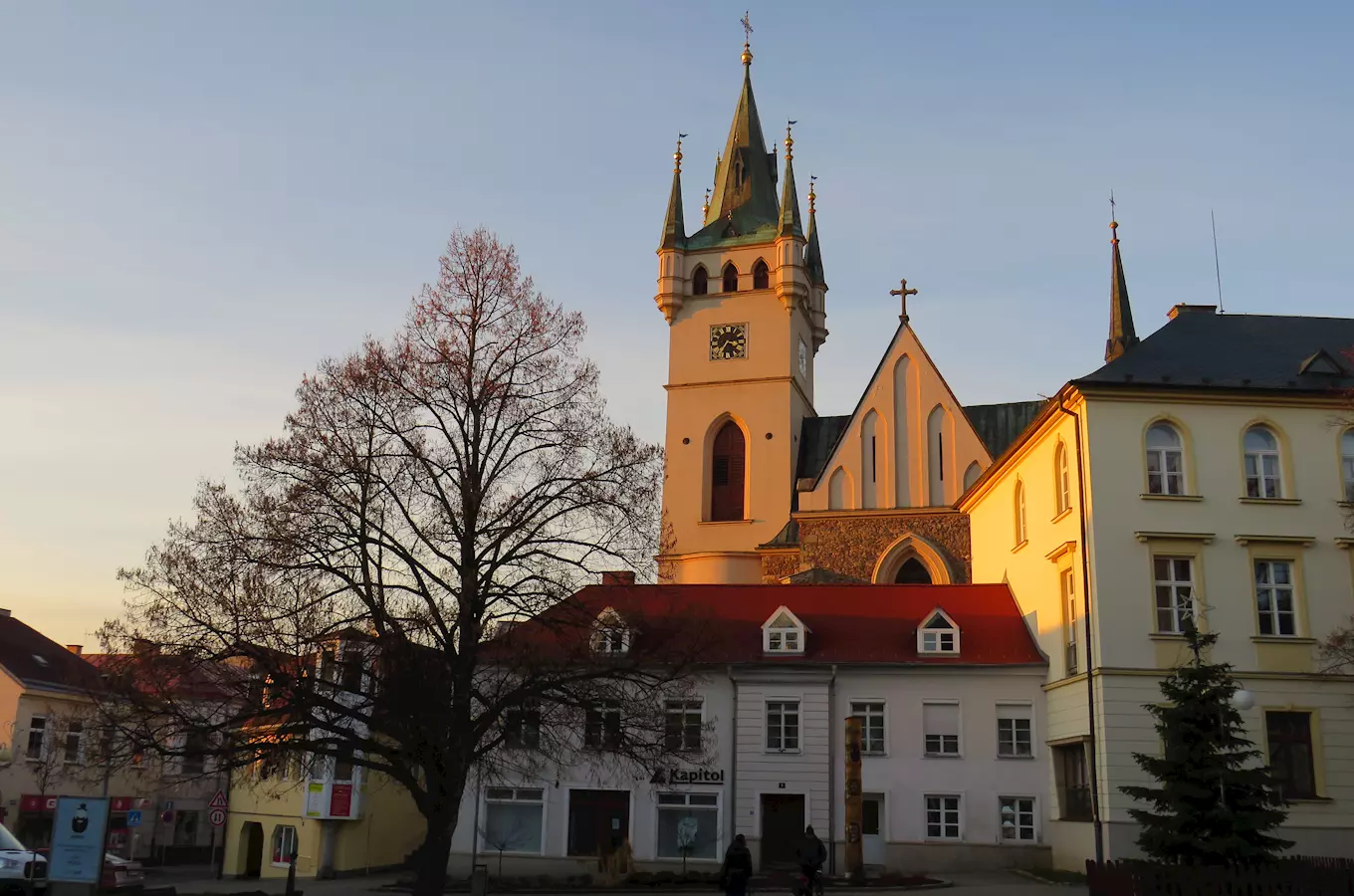 Historický kostel na náměstí v Humpolci při západu slunce.