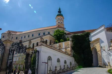 Historické zámek v Mikulově s věží a bránou.