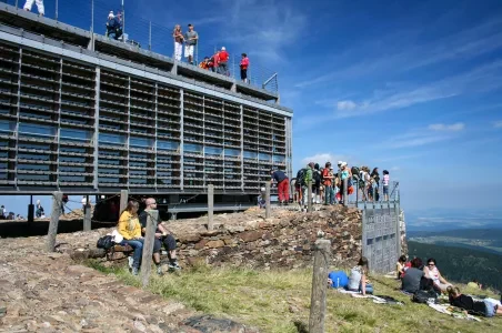 Turisté na výhledové plošině v Peči pod Sněžkou.