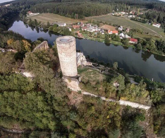 Zřícenina hradu v Bečyni nad řekou s okolní krajinou