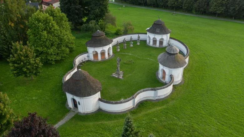 Pohled na poutní kapli v Žďáru nad Sázavou z výšky.