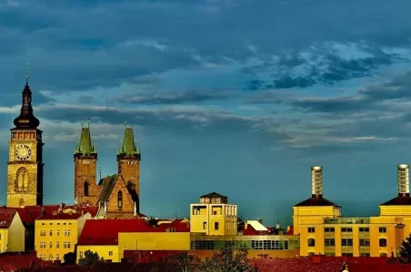 Historické město s věžemi kostelů v Hradci Králové.