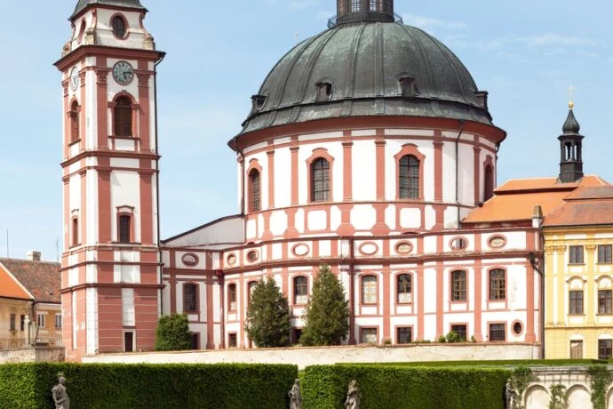 Bazilika svatého Prokopa v Třebíči s věží a kupolí.