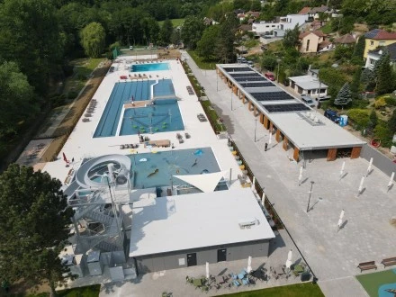 Vzdušný pohled na koupaliště s bazény a skluzavkami v Třebíči.
