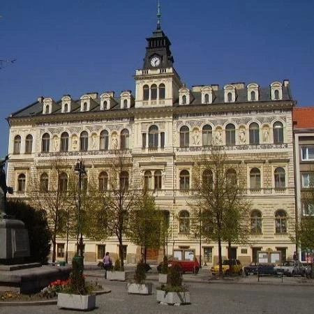 Historická radnice v centru města Louny s hodinovou věží.