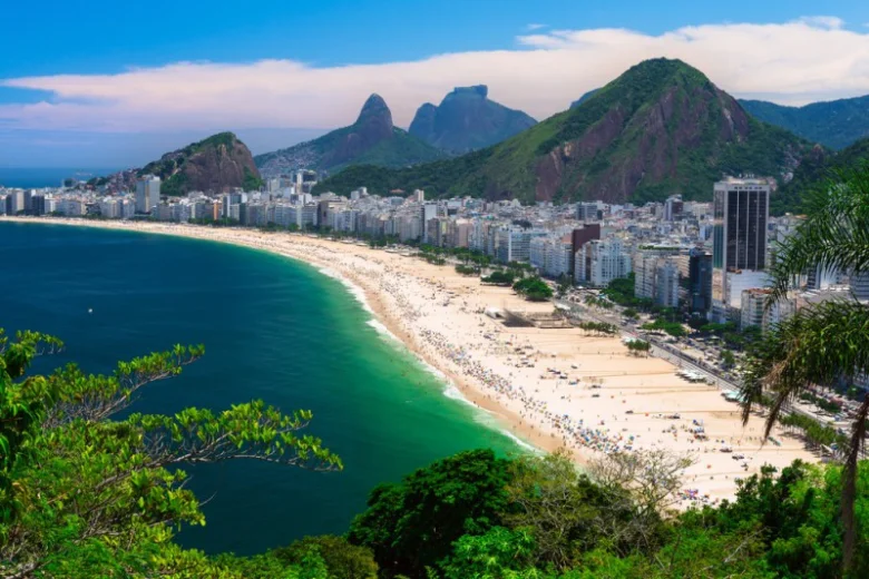 Pohled na pláž Rio de Janeiro s horami v pozadí