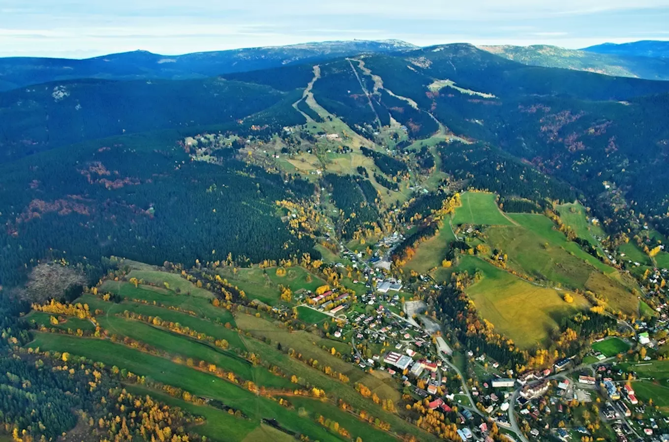 Vzdušný pohled na Rokytnici nad Jizerou s lyžařskými svahy