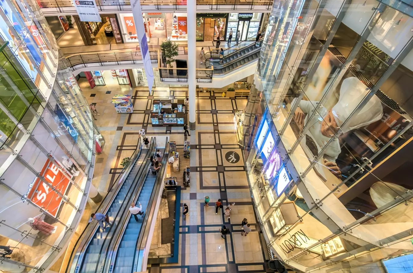 Vnitřní pohled na víceúrovňové nákupní centrum Palladium v Praze.