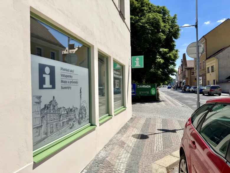 Okno informačního centra v Mnichově s mapami a suvenýry.