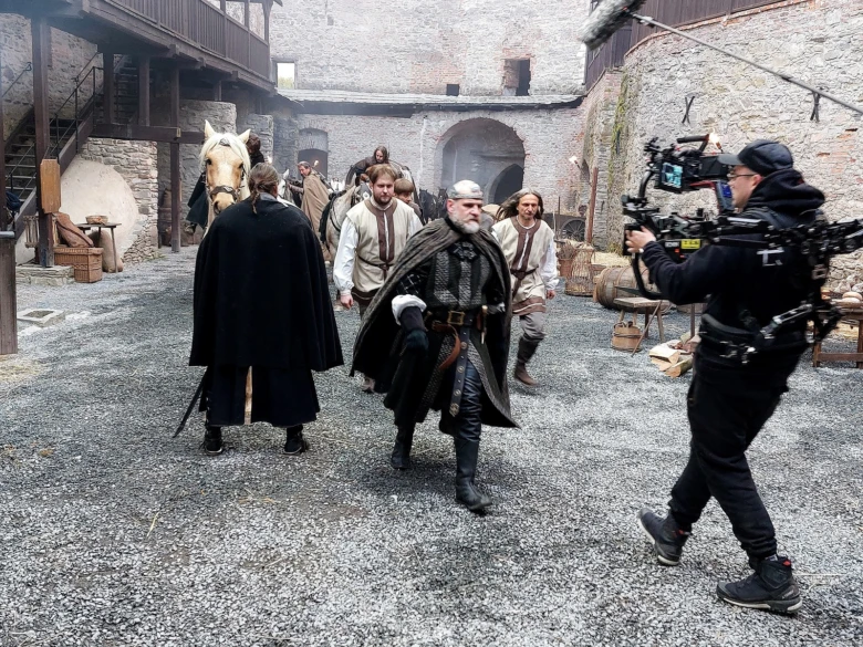 Natáčení pohádky Zlatovláska s herci v kostýmech na filmovém setu