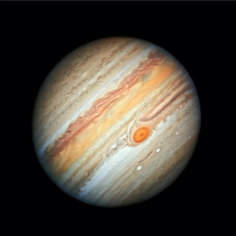 Fotografie planety Jupiter s viditelnou Velkou červenou skvrnou.