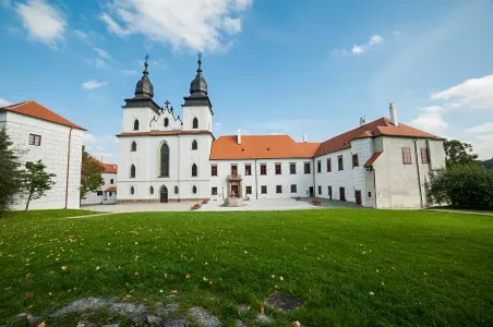 Bílý hrad v Třebíči s dvěma věžemi na zelené trávě.