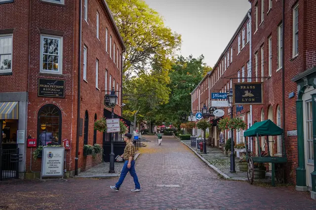 Historická ulice s cihlovými domy v starém Bostonu.