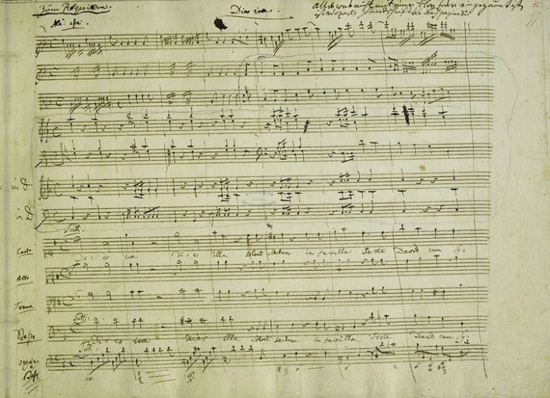 Rukopisní partitura Wolfganga Amadèa Mozarta na žlutavém papíru.