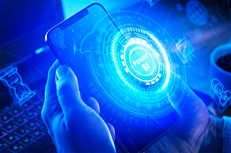 Ruka drží chytrý telefon s holografickým rozhraním datové analýzy.