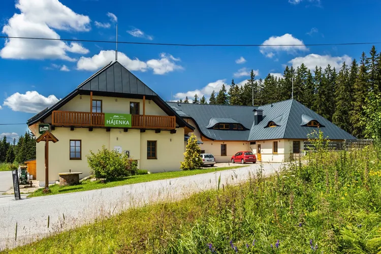 Modravská chata Hájinka na okraji lesa v Modravě