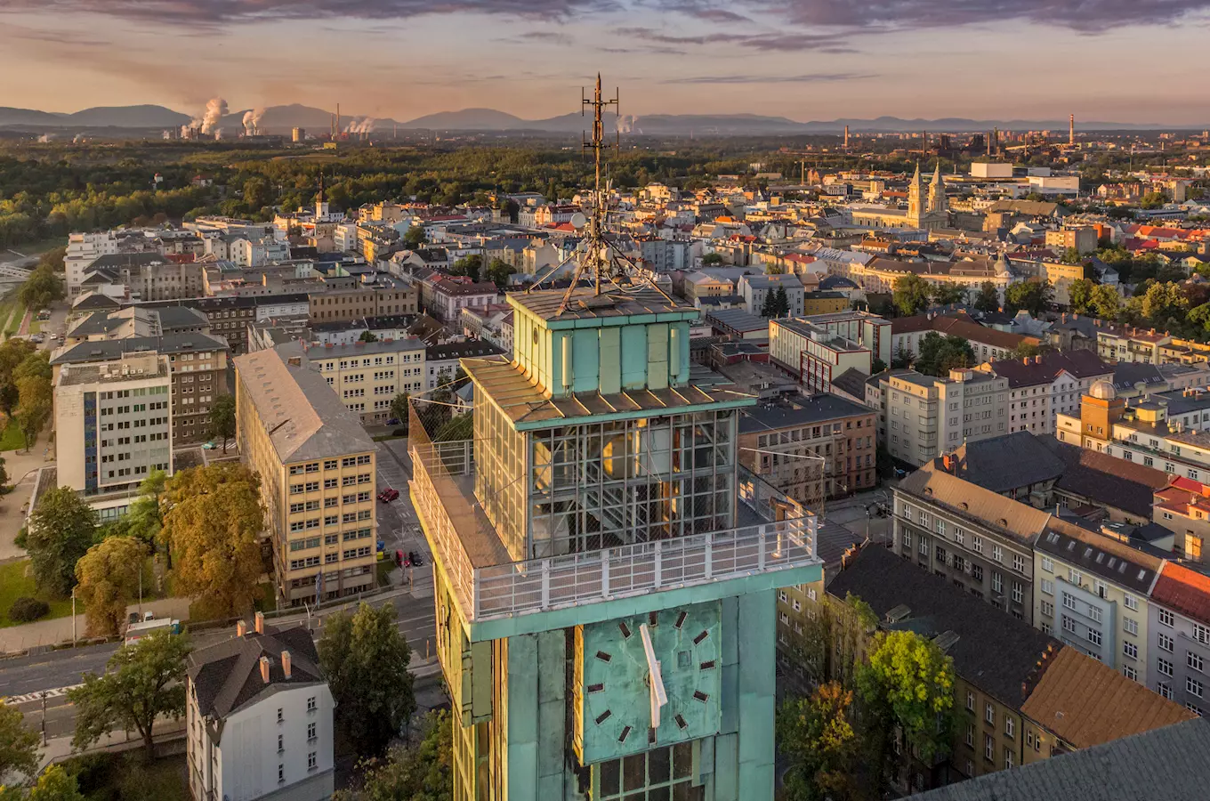 Pohled na ostravské centrum s hodinovou věží a průmyslovým pozadím.