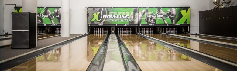 Fotografie interiéru bowlinghaly v Praze s dráhami a koly