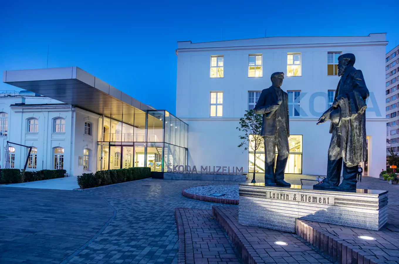 Socha Laurina a Klementa před muzeem Škody v Mladé Boleslavi.