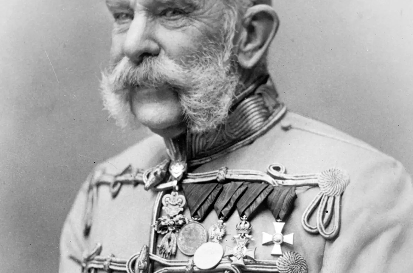 Portrét císaře Františka Josefa I v plné vojenské formě s medailemi.