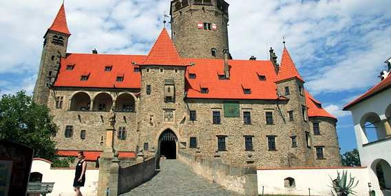 Zámek s červenou střechou v Olomouckém kraji