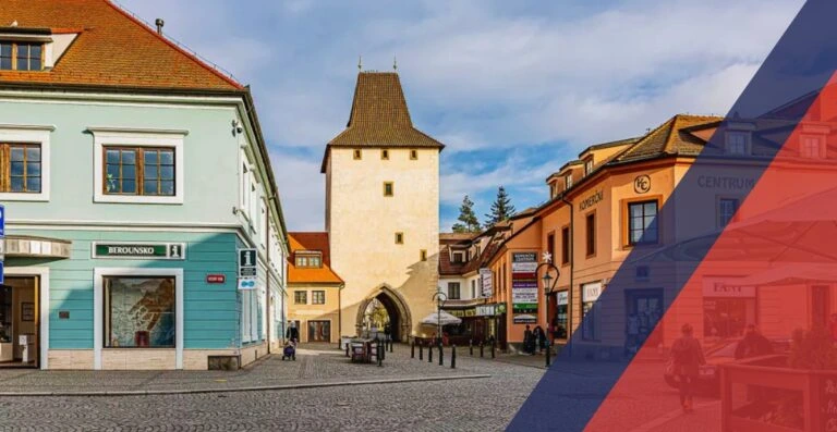 Staroměstské náměstí s Pražským hradem v pozadí.
