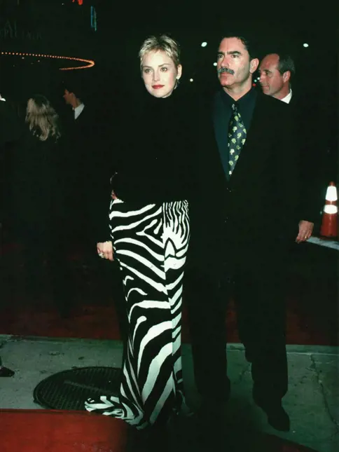 Sharon Stone v černém oblečení s žirafím vzorem.