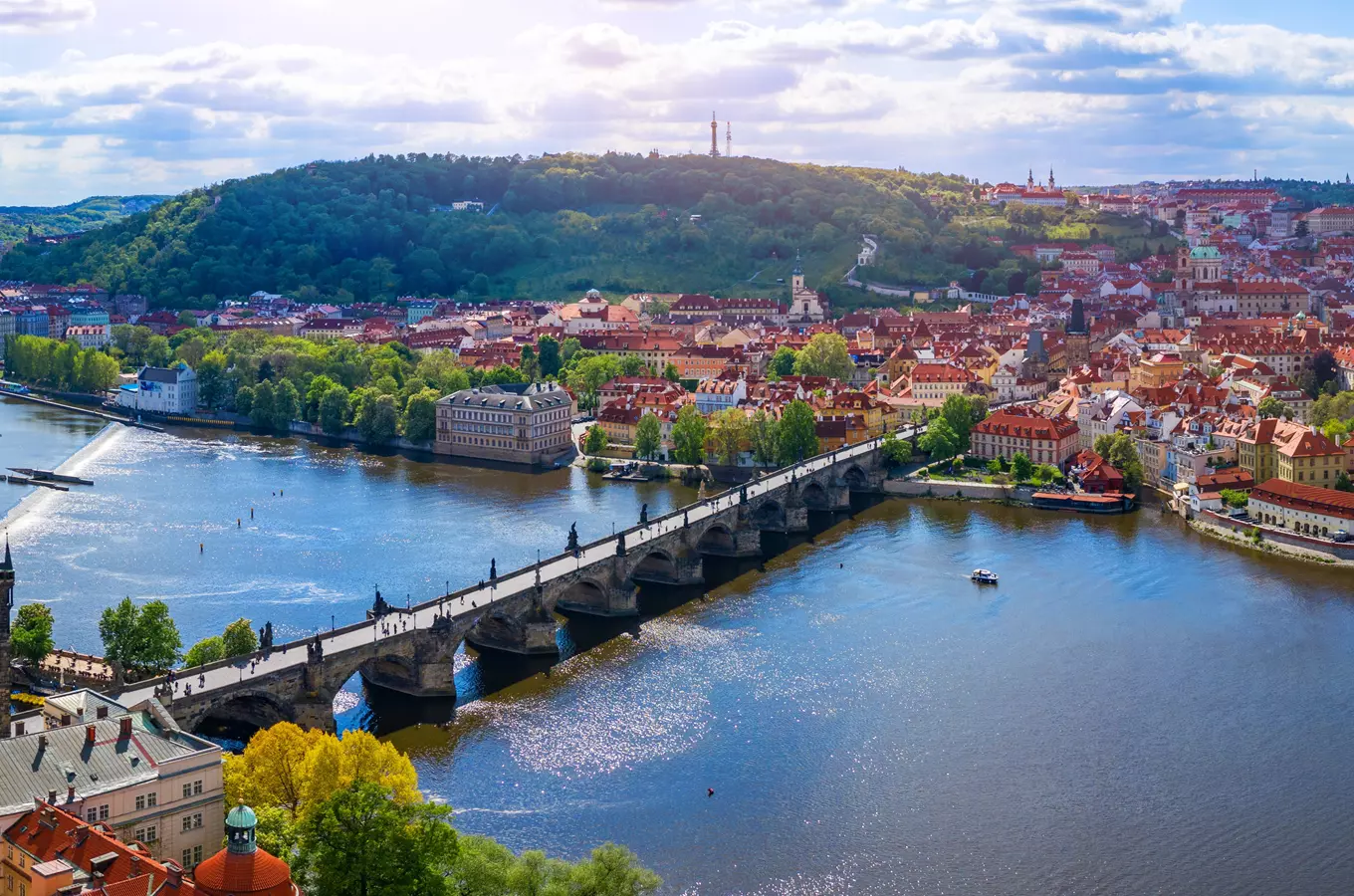 Historický Karlov most přes řeku Vltavu v Praze.