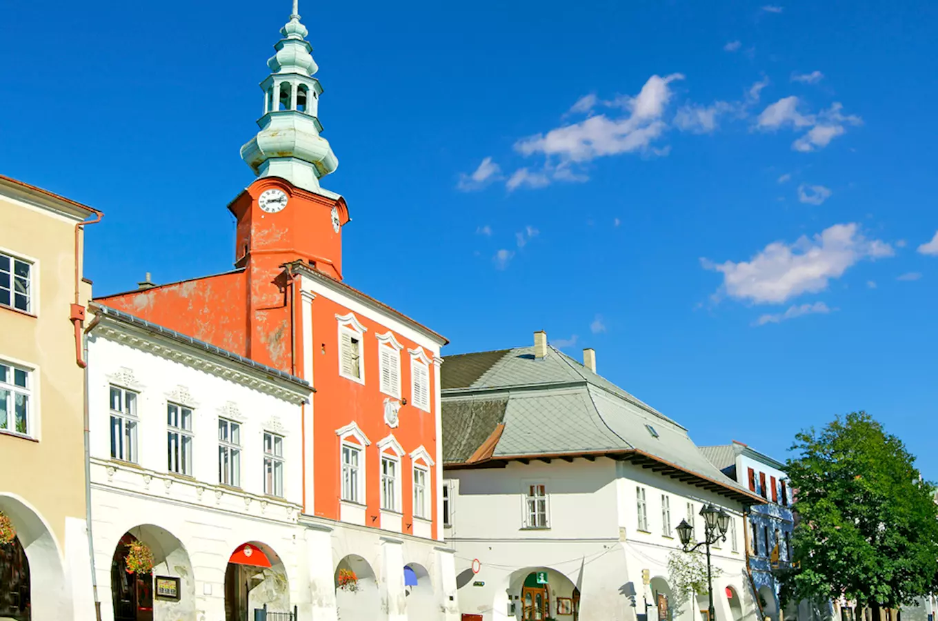 Historické budovy na náměstí ve městě Svitavy pod modrou oblohou.