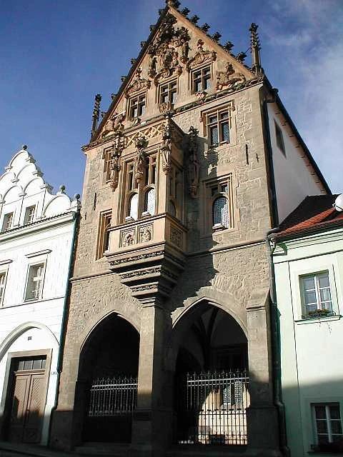 Historická budova s gotickými oblouky v Kutné Hoře.