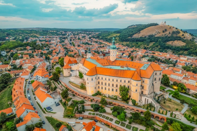Pohled na hrad v Českém Krumlově s červenými střechami.